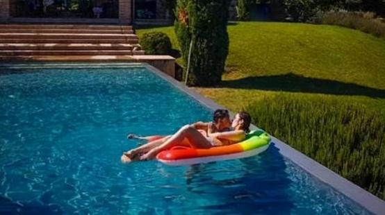 李嘉欣|李嘉欣穿透视裤和儿子逛街,网友吐槽,着装暴露影响孩子成长