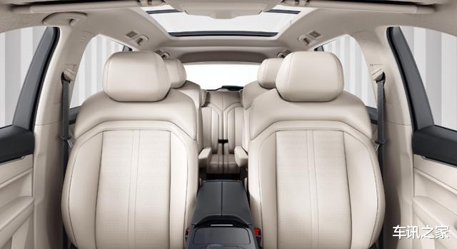 头等舱|五菱打造出“头等舱”，后排独立腿托，还拥有塞纳一样的收纳功能