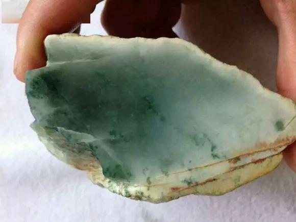 【】老缅看走眼1000块处理的翡翠赌石,却开出高冰飘花!