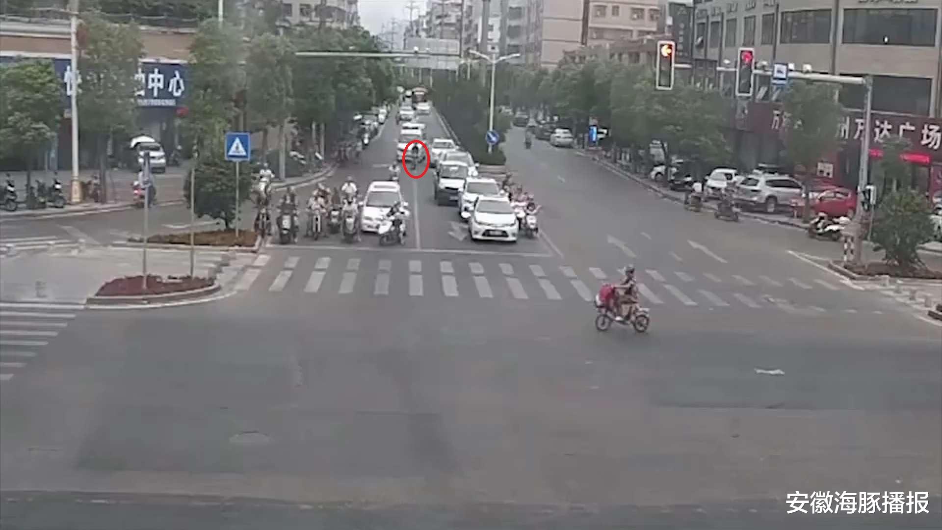 安徽海豚播报|男子故意阻挡救护车通行，群众劝说时还淡定吸烟，处罚结果来了