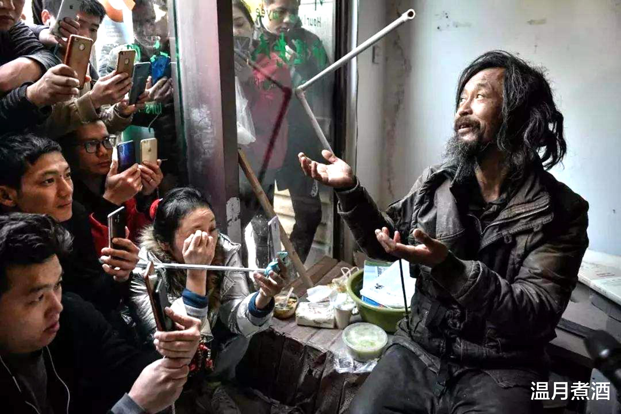 #朱之文#流浪大师沈巍出红一年后热度降低,网友支招应该学学大衣哥朱之文