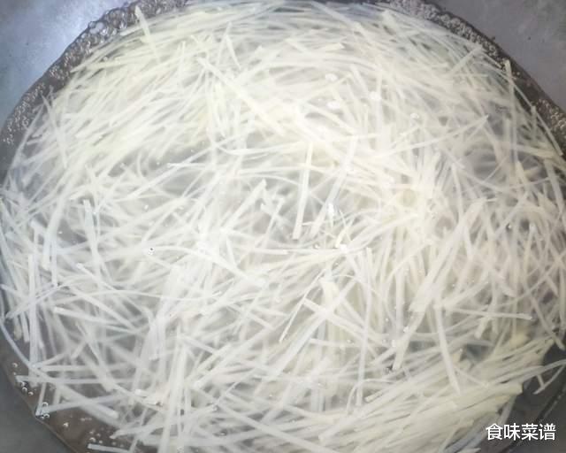 土豆丝|炒土豆丝为什么老粘锅？大厨教你一招，可轻松避免，味道媲美饭店