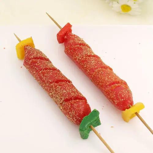 「内蒙古」女子偷走30根香肠抱怨硬得像树皮 老板:她偷的是模型