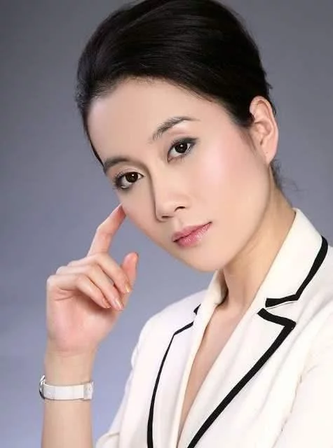 [温峥嵘]出道多年不火，被称“烂片女王”，为拍戏吃媚药，今42岁仍单身