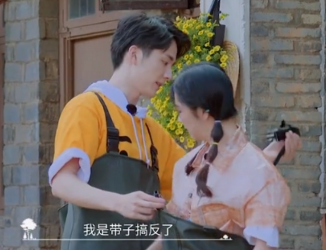 「张新成」?张新成给谭松韵系扣子，没注意突然凑近，谭松韵的反应引热议