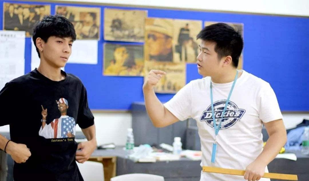 大学|大学“花钱如流水”的5类专业，大一新生钱不带够，只能吃馒头