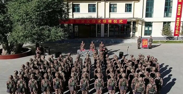 步兵战车|无人机拍到震撼一幕，大批战车抵达喜马拉雅，莫迪最担心的事发生