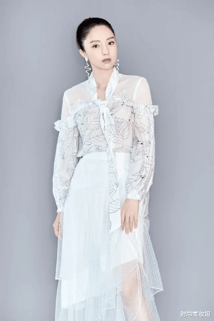 『连衣裙』董璇真不一般，深紫色连衣裙也穿出高级感，但黑丝袜有点辣眼睛