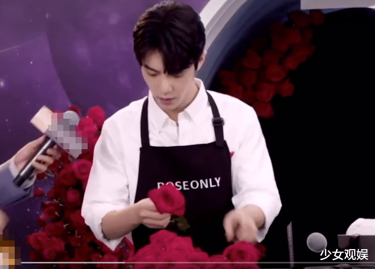 肖战|肖战大方亮相直播间，后期来不及加美颜，这模样确定是28岁？