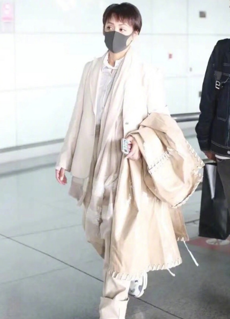 『宁静』48岁宁静短发穿西装跳舞，骨感迷人，网友：这也太帅了吧！