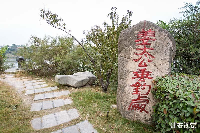 |兵家始祖,太公钓鱼,直钩离水面三尺高,钩上没鱼饵,却钓到王与侯,后来成为齐国开国国君