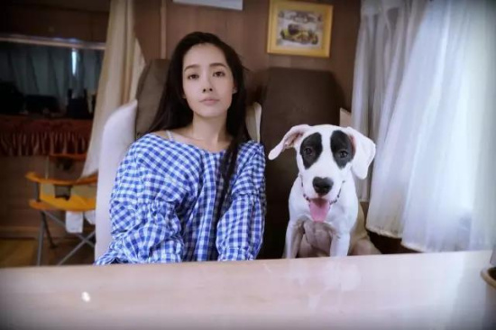 陈志朋|郭碧婷产前产后都一样, 素颜也很漂亮, 坐月子也喜欢紫色的搭配