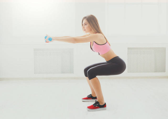 「深蹲」坚持深蹲1个月,给身体带来什么好处?又会发生什么变化?