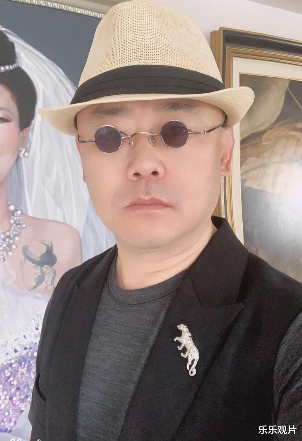 周立波|周立波二审后开心露面，坐豪车中玩自拍，以前的状态又回来了