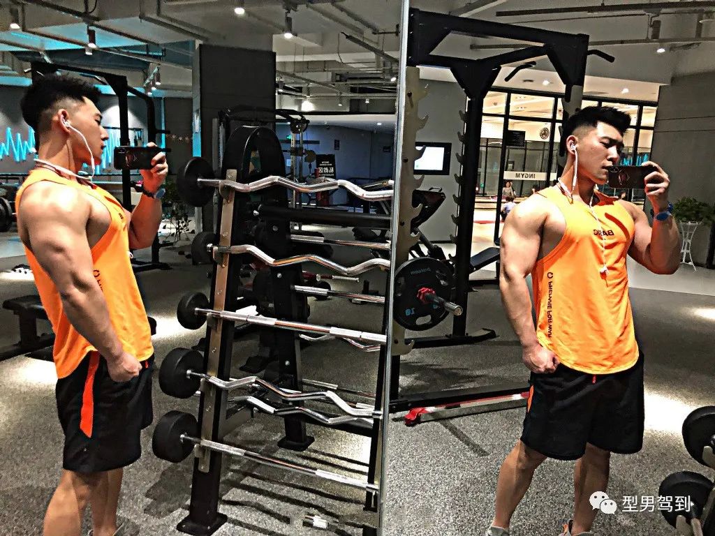 健身|杭州肌肉胸毛哥走红,正太脸金刚身太可了