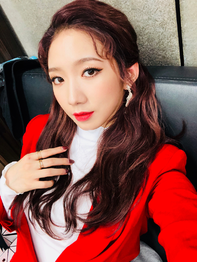 nine|THE 9全员改认证，仅她俩有2个认证，官微3天吸粉35万