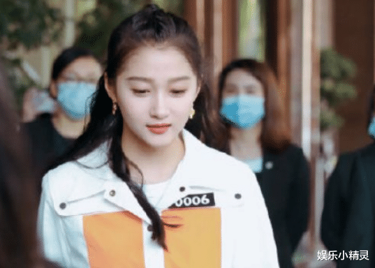 【奔跑吧兄弟】关晓彤“录制”跑男，为何中途退出？得知原因，网友：太不专业了！