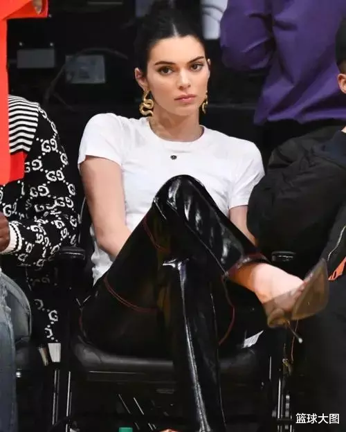 西蒙斯■贵圈真乱!西蒙斯绿得发光!布克和詹娜被拍到在车里……