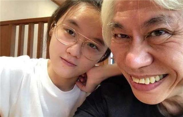 林靖恩|因“忘年恋”走红的林靖恩，64岁丈夫面容憔悴，她已没了纯真笑容