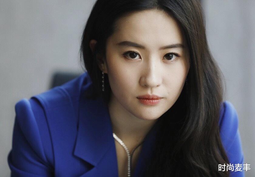 劉亦菲為唐嫣慶生，曾一同扮空姐比美，娛樂圈也有真姐妹情-圖6