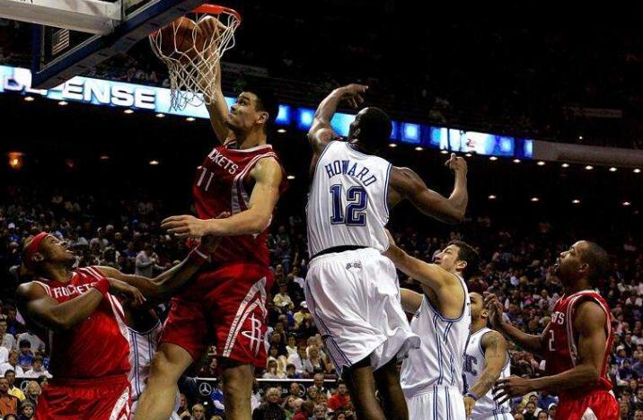 [姚明]姚明生涯一共得到9247分4494板，在中锋里排第几？能进入前20吗？