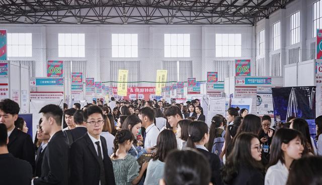 「」本科生和专科生,毕业10年后差距有多大?现实很残酷