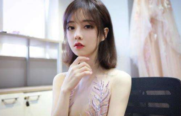 「冯提莫」冯提莫演唱会胆子越来越大，穿20cm短装，网友：这腰才是亮点