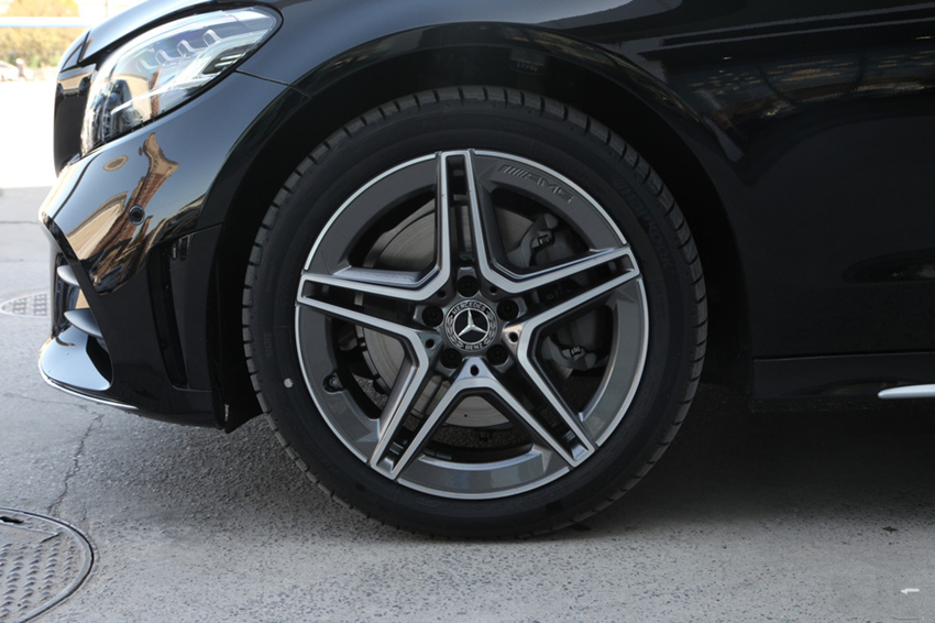 新车▲奔驰终究放下尊严！从31万跌到25.7万，30天大卖14487辆