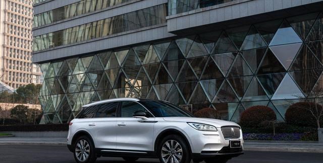 奔驰E级|长4615，连隔音都是双层，比Q3亲民更比X1霸气，一脚爆245马力