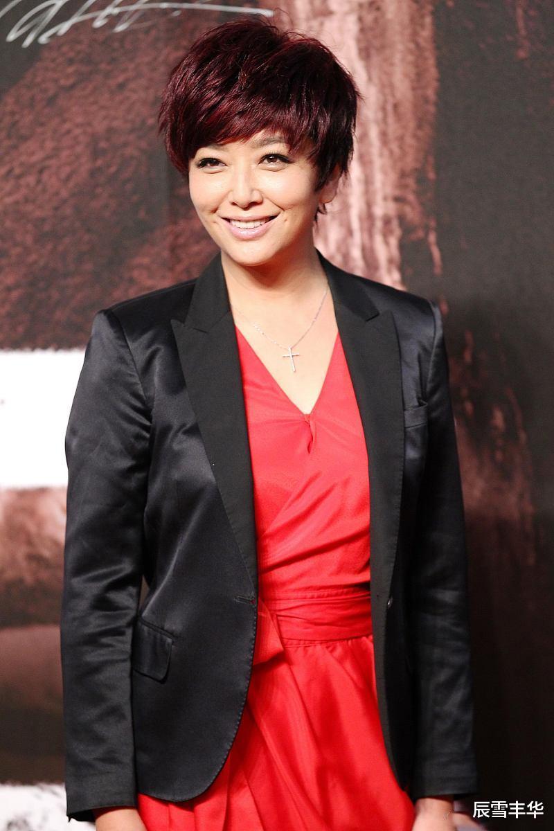 穿衣搭配|江珊穿衣不走寻常路，大红“连体裤”配黑西装，梳酒红短发真精致