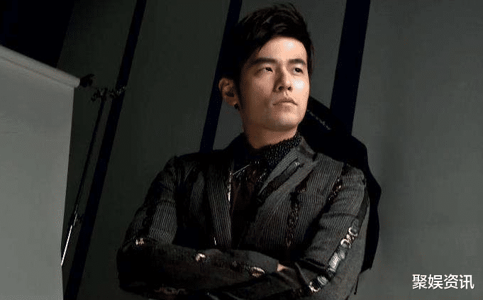 周杰伦@走红靠翻唱别人的歌曲，凭什么能与周杰伦齐名，成为春晚最火歌手