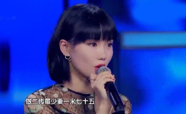 黄龄|歌手黄龄摔下舞台，爬起来继续演唱，腿部大面积淤青，哭着向观众道歉