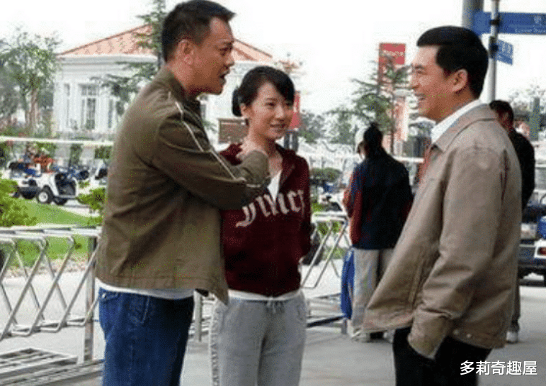 张嘉译@身价上百亿，却偏爱与张嘉译演戏，导演都笑他：演出费还不够加油！
