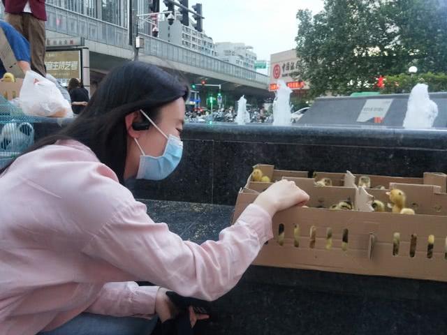 郑州▲让成年人自愧不如！郑州一小学生课余摆摊两年，赚了上万元