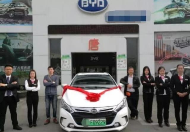 私家车|第一批试水的绿牌车主哭了：养不起还卖不了，比丈母娘都难伺候！