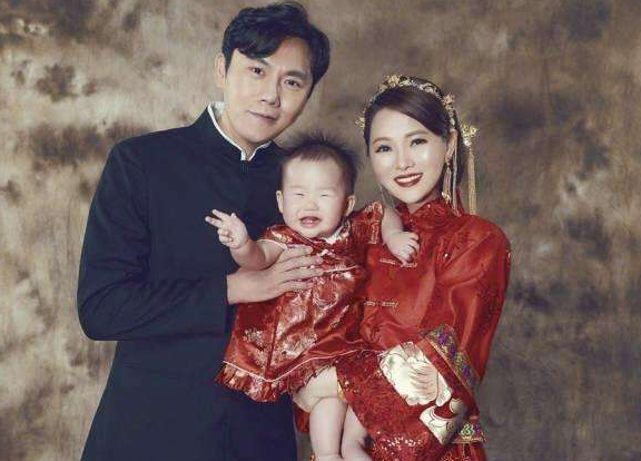 「秦昊」曾经5年夺得4次影帝，后娶大10岁二婚老婆，今女儿颜值一言难尽