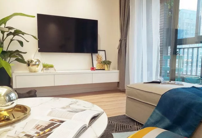 |老公在沙发墙做了个柜子，被我发到业主群，群消息快要被弹爆了！