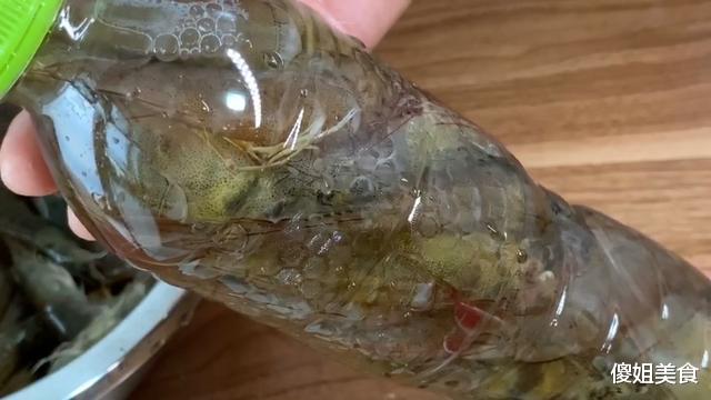 |大虾冷冻保存时,直接放冰箱就错了,教你1招,跟鲜虾一样好吃