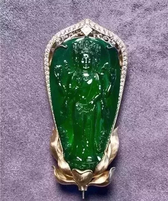 『翡翠』狗屎地里出高绿，剥丝抽茧取出的牌子料，不亏反而大涨特涨！