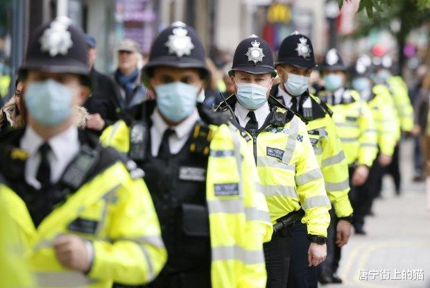 瘋狂的抗議：在倫敦開始二級封鎖之後，成千上萬反口罩者遊行示威-圖4