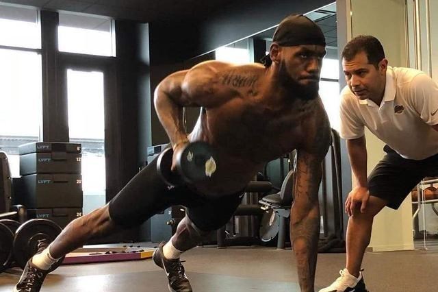 『湖人队』时隔11天，詹姆斯宣布一个重要决定，湖人球迷：终于等到了