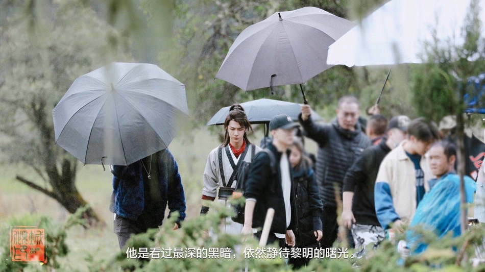 『王一博』《有翡》杀青现场照流出，王一博古装长发太帅气，手捧鲜花笑容满面