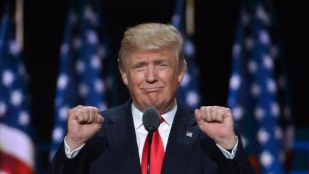 特朗普|特朗普性格随意风趣，看看他私下在办公室开会的状态，才知反差有多大