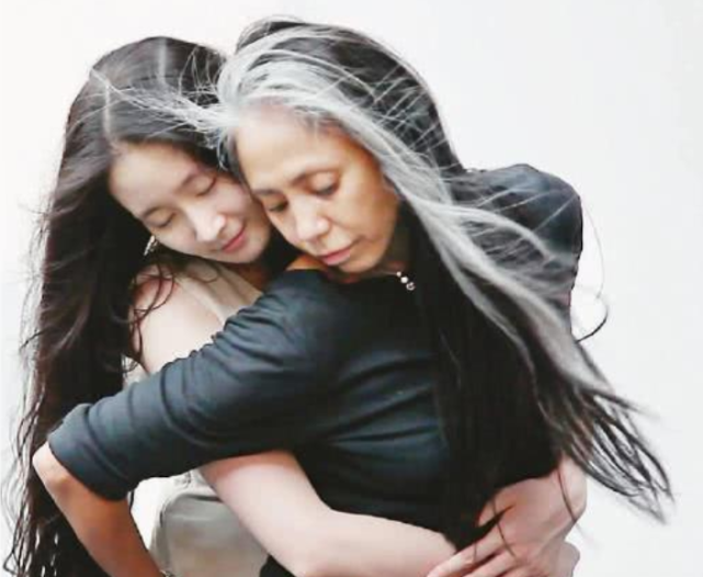 『赵本山』曾4次登台春晚, 赵本山嫌她太好看不让她出演, 如今34岁享誉国际