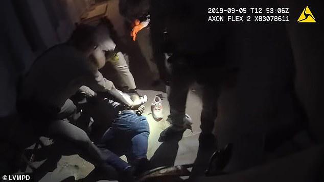 警察■黑人男子违反交规被多名警察按地上，17次求饶无法呼吸最终死亡