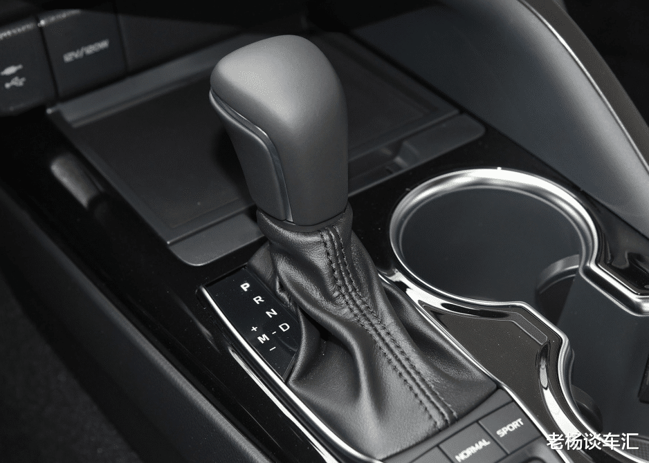 「丰田凯美瑞」丰田又出“王炸”，比帕萨特更帅气，油耗4.1L，标配7气囊+双独悬