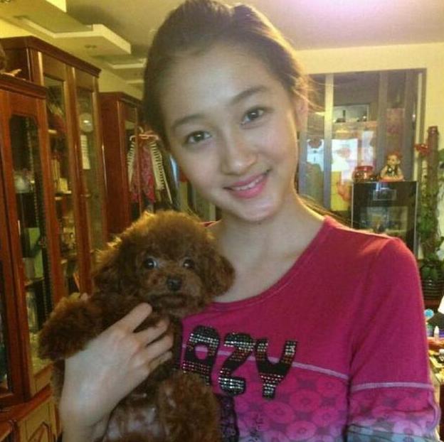 ▲晒晒关晓彤生活中的家，估计是老爸装修的，家里都是老式红木家具