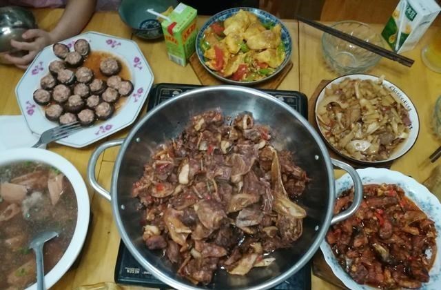 厨师|周末到表哥家蹭饭，一桌全是好吃的，网友：家里有个厨师真好