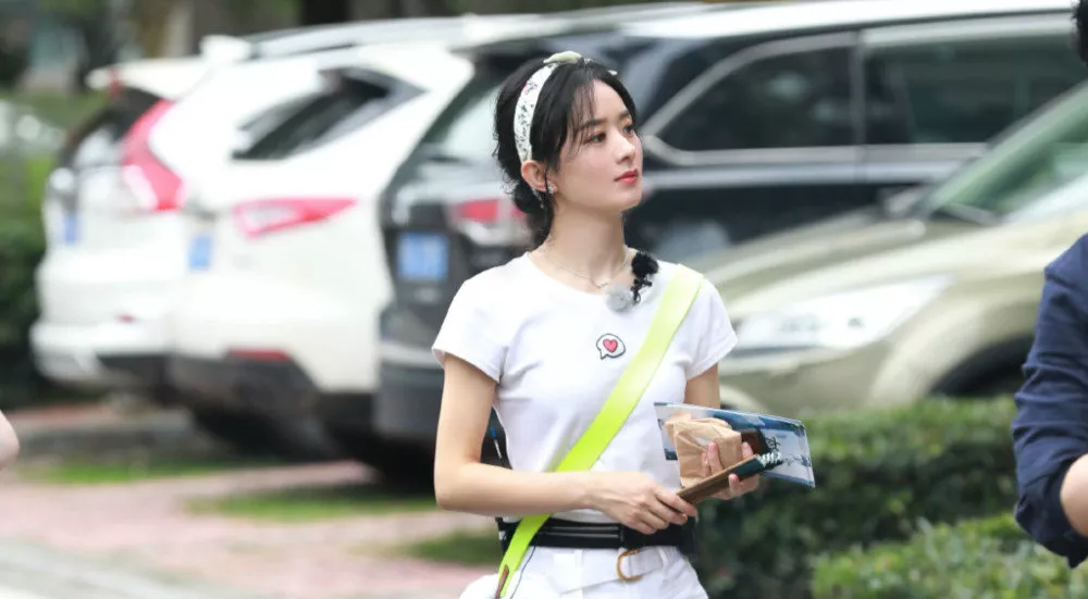 赵薇|《中餐厅》为何赵丽颖不如赵薇？个性短板暴露，职场中很难讨喜