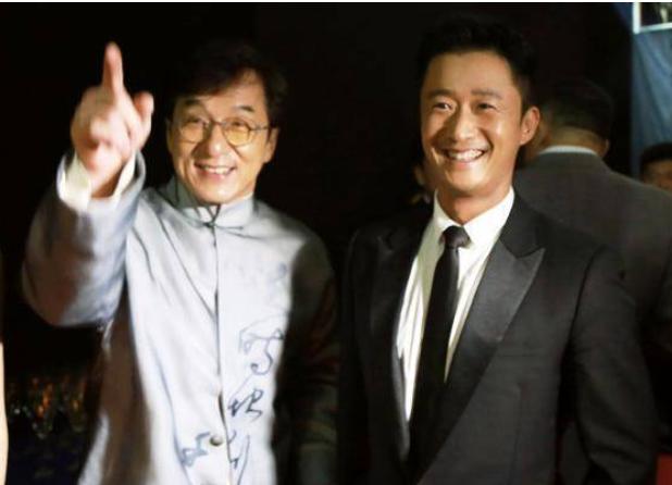 成龙：李连杰成龙拍戏发生冲突，大打出手，吓到大伙，导演硬着头皮拉架